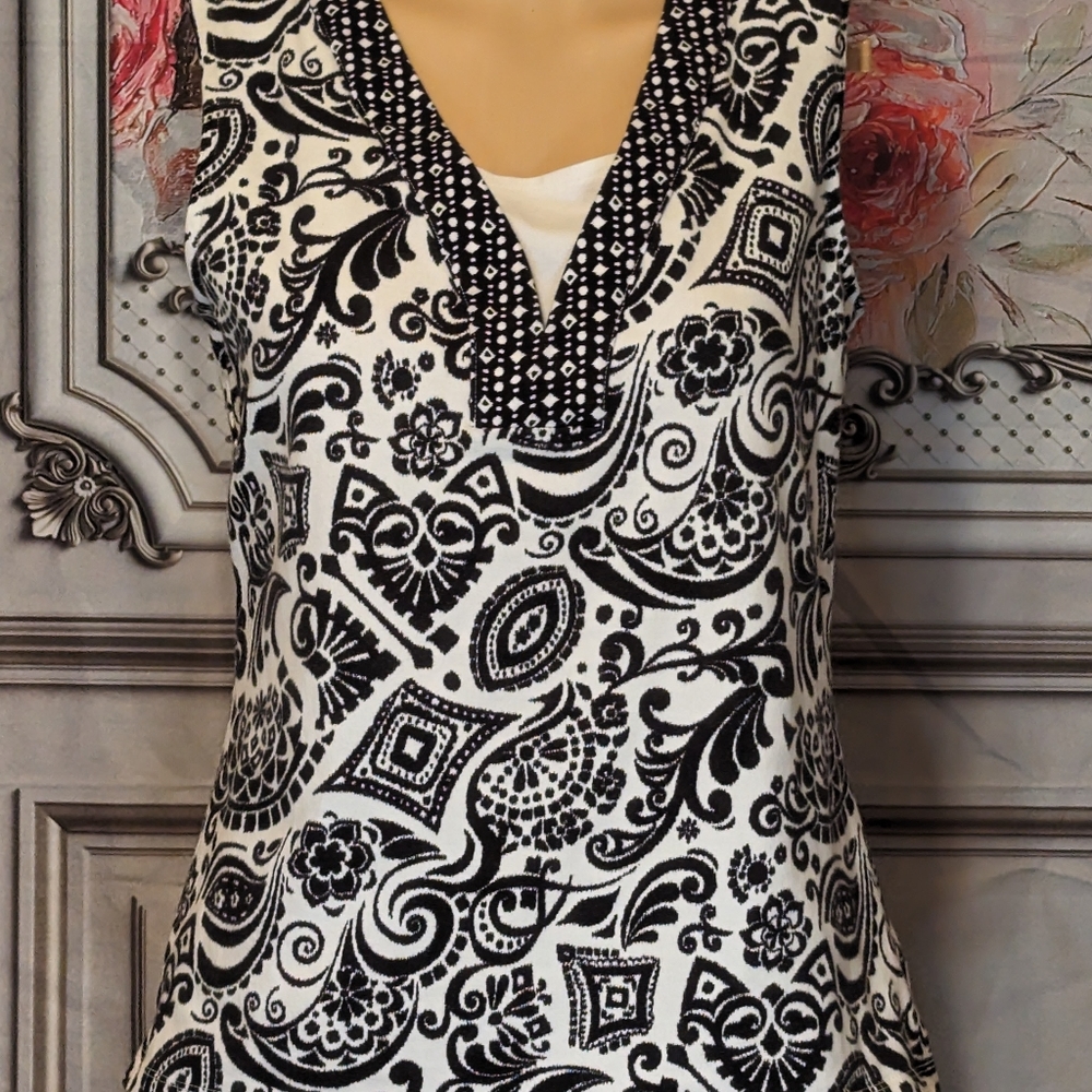 Ladies, Petite Medium, Black and White, V Neck, Tank top, Pre-Owned, Soft